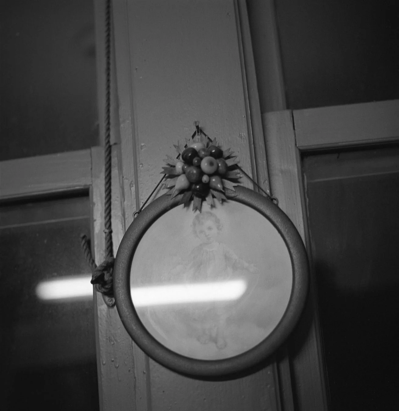 子供の肖像画と額縁のモノクロ写真