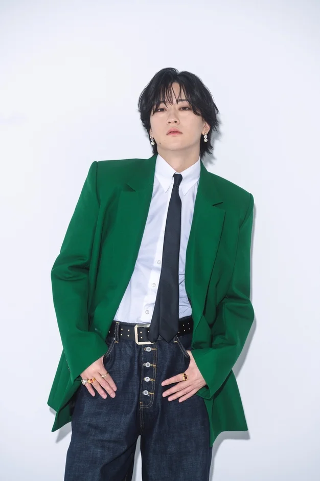 緑のオーバーサイズジャケットを着用した人物のポートレート