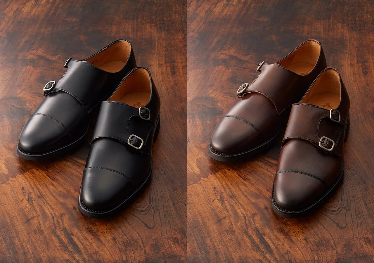黒と茶色のダブルモンクストラップの革靴