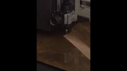 自動加工機が素材を切削または彫刻しているクローズアップ画像