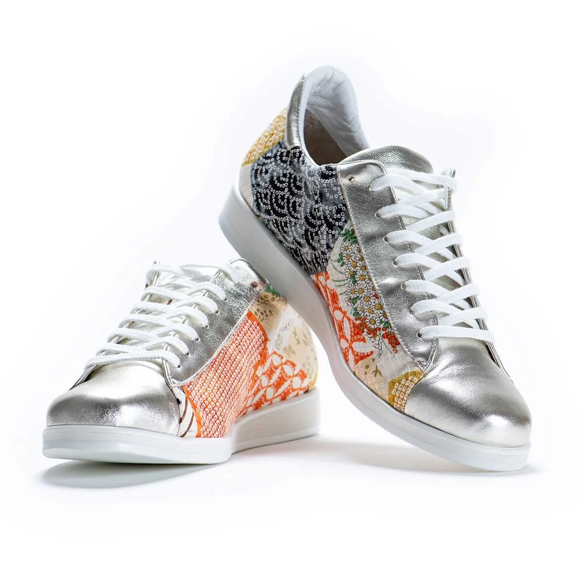 シルバーを基調としたカラフルなパッチワークデザインのスニーカー