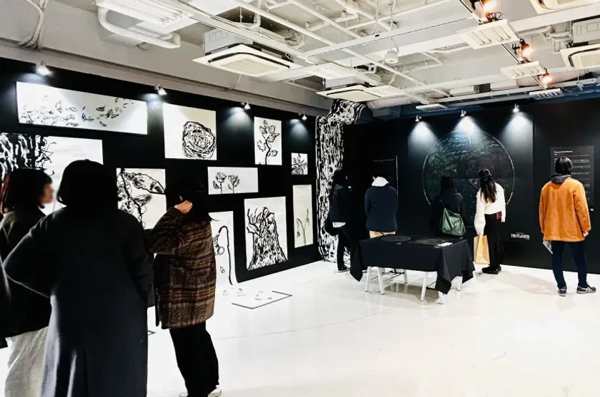 昨年の卒業・修了制作展の様子 デザイン学科 グラフィックデザイン領域