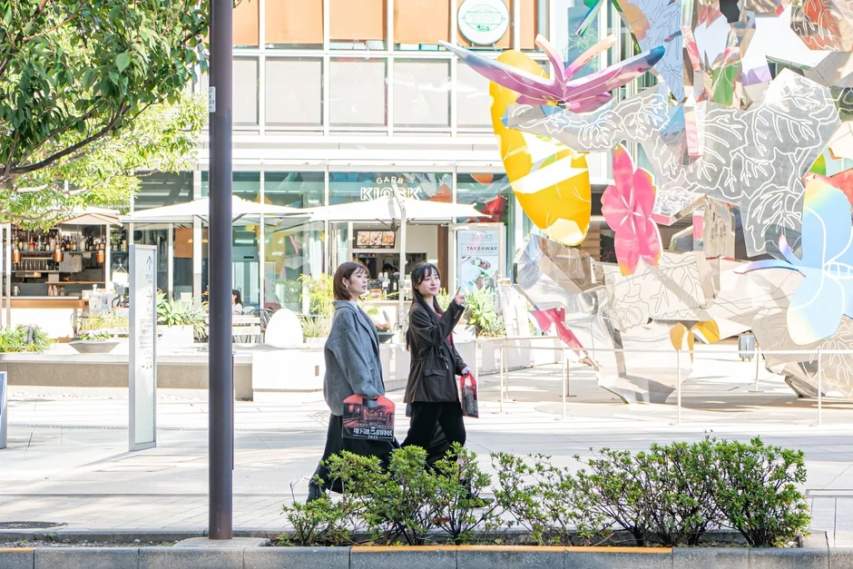 都会の街路を歩く若い女性たち