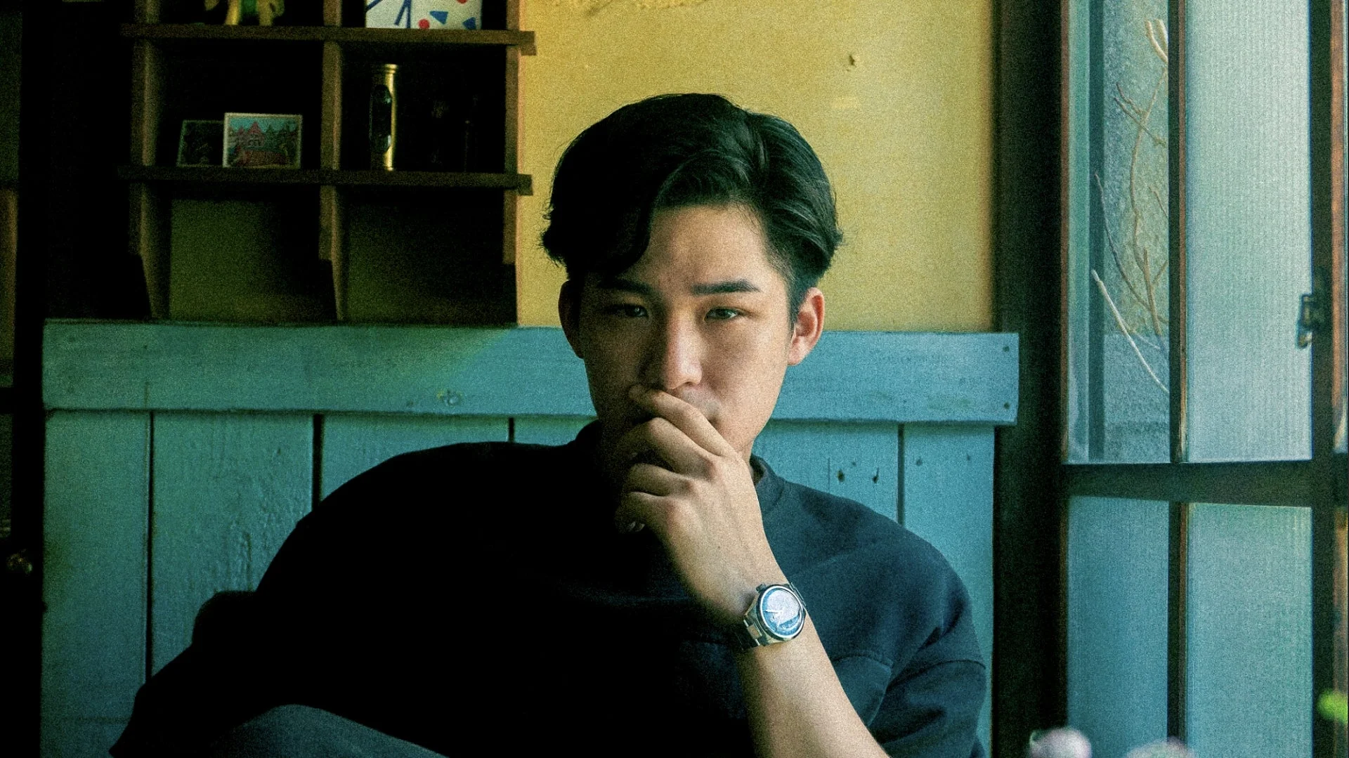 室内でカメラを見つめる若いアジア人男性のポートレート