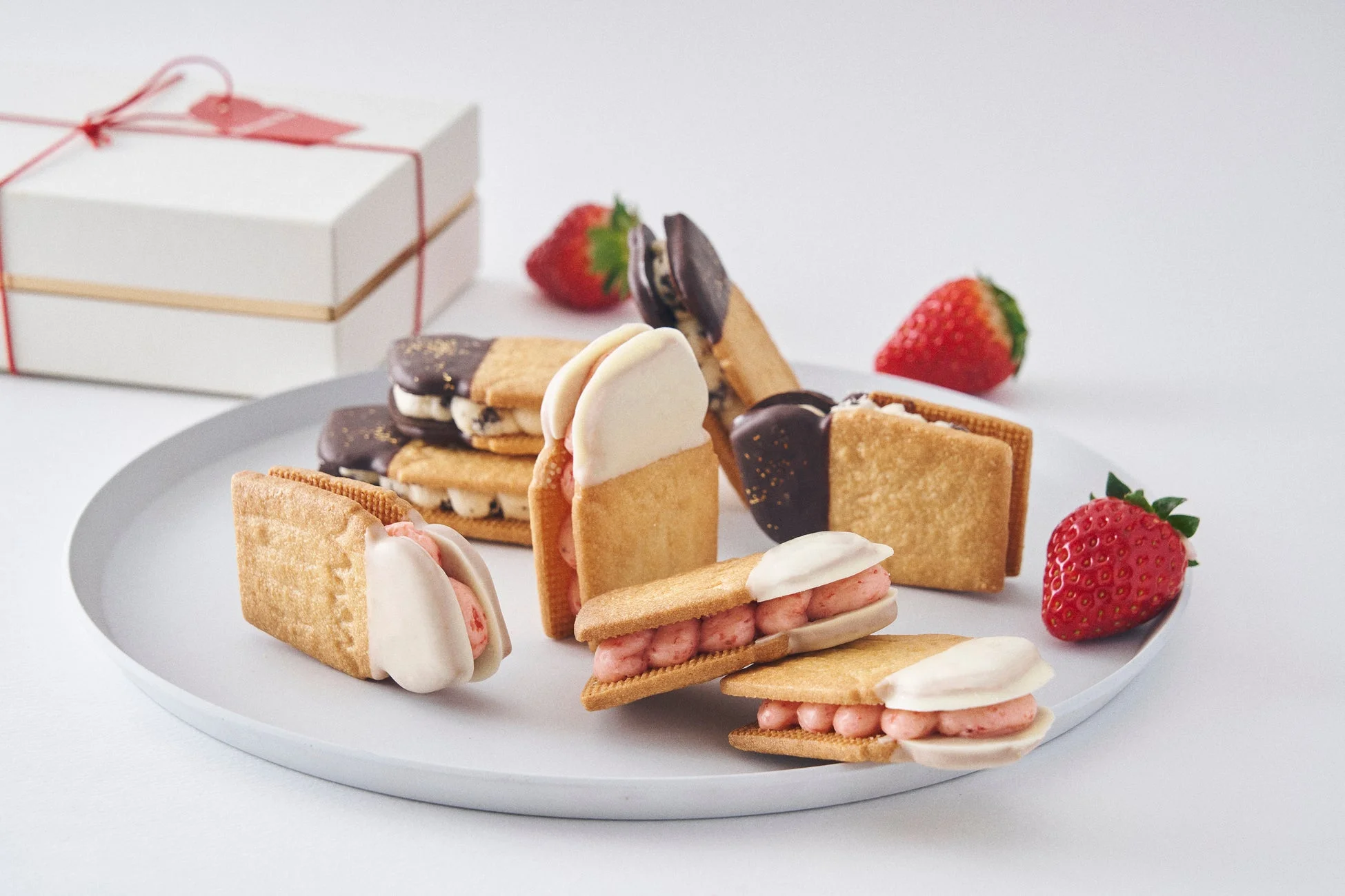 チョコレートやクリームでデコレーションされた様々な種類のクッキーと、フレッシュないちご