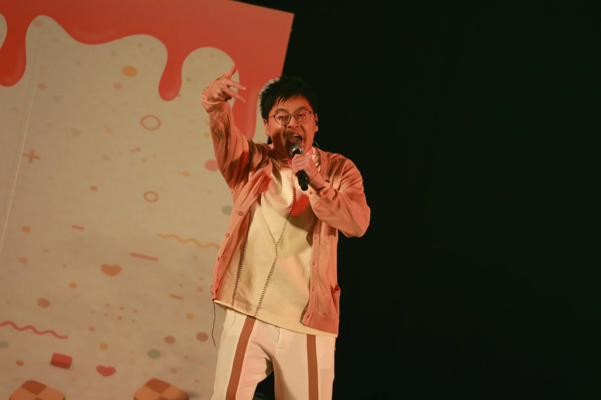 ステージで歌唱するメンバー