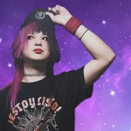 紫の星空を背景にしたピンクと黒のツートンカラーの人物のポートレート