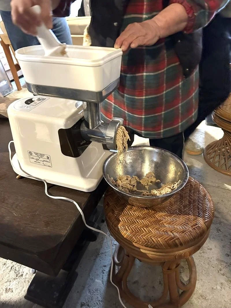 フードプロセッサーで材料を加工する様子