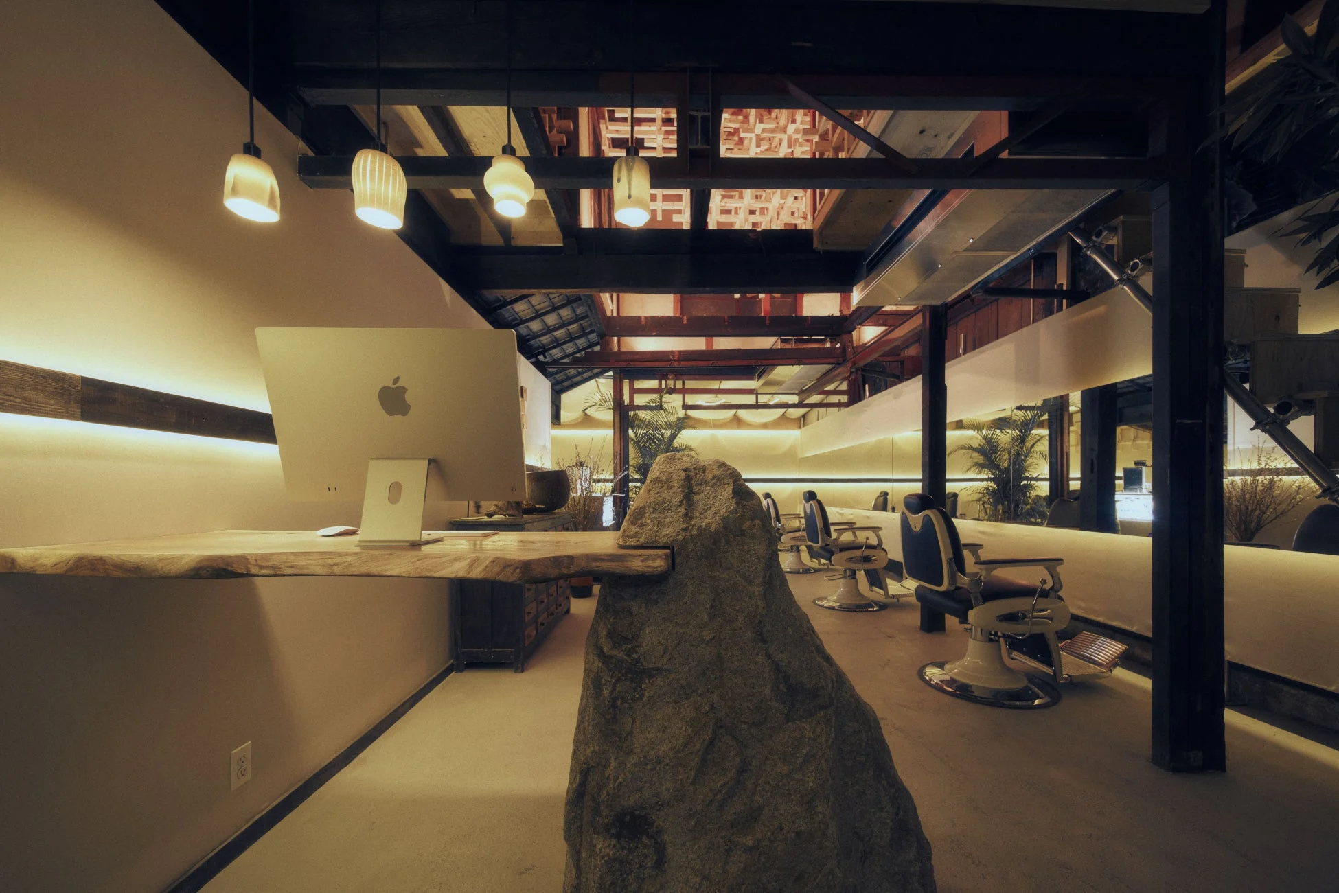 天然石と木材を組み合わせたモダンな理髪店カウンター