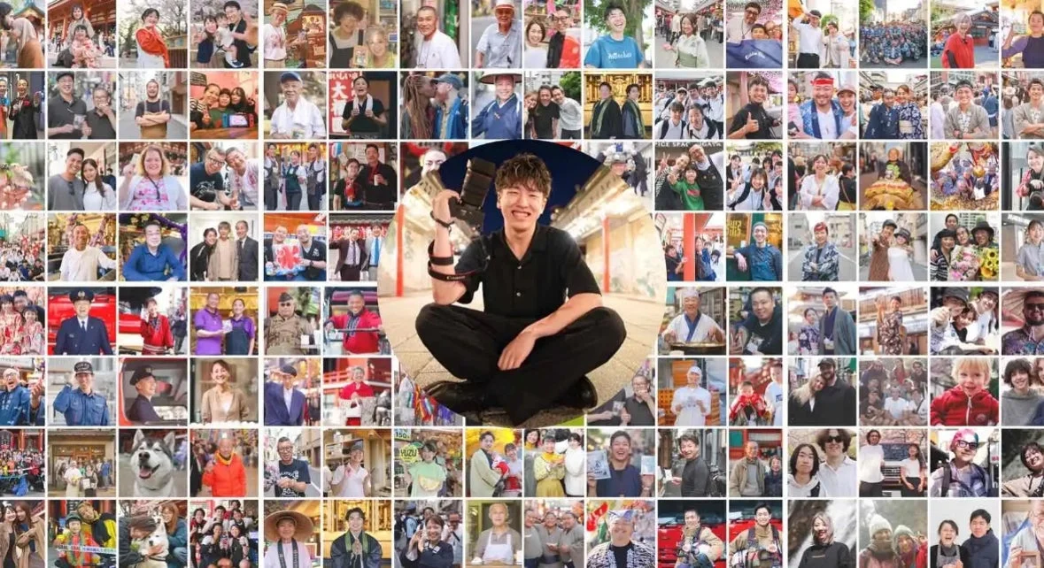 中央にカメラを持った男性が座り、その周囲に様々な年齢層の日本人や外国人が笑顔で写る多数の小さな写真