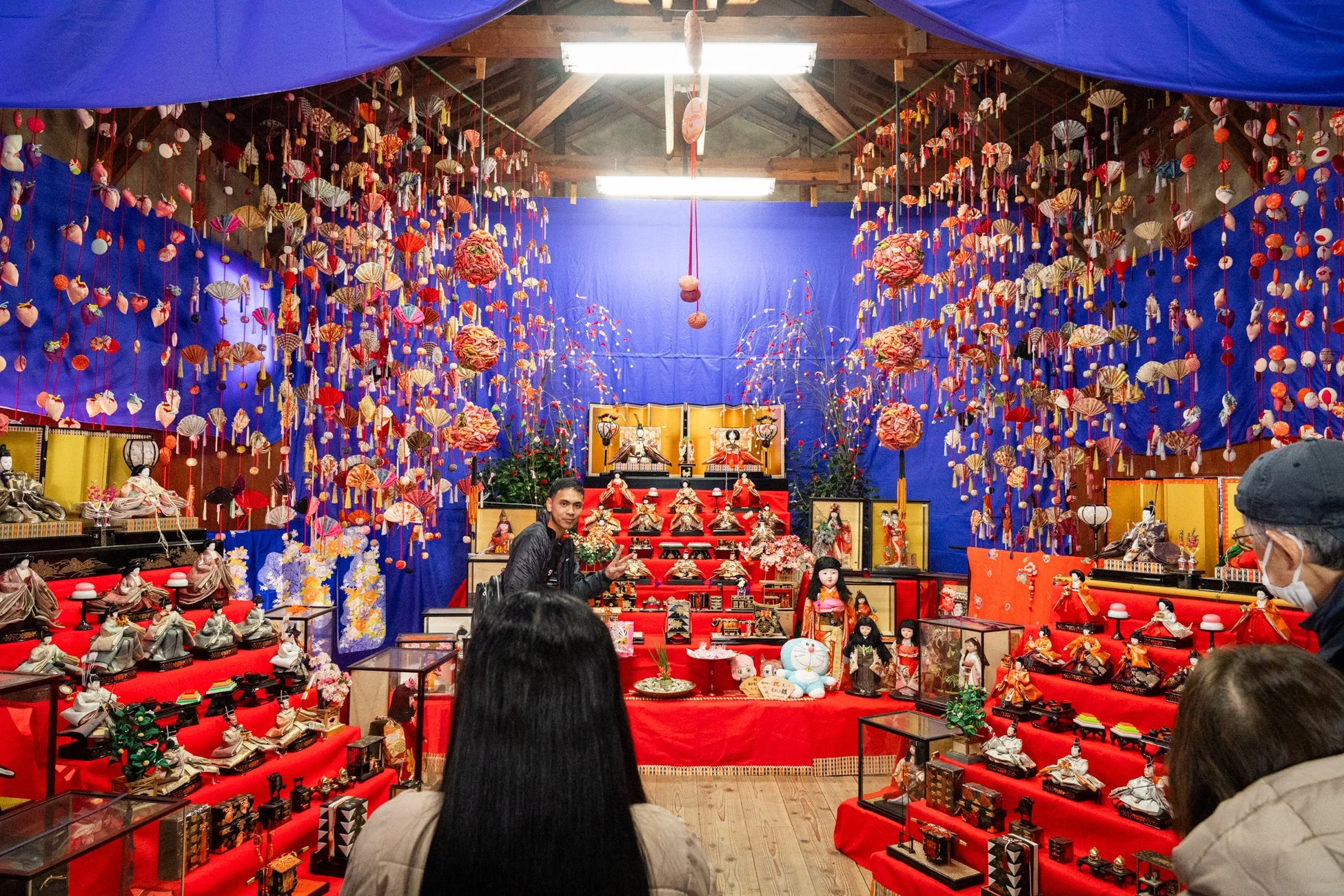 豪華な段飾りのひな人形展示