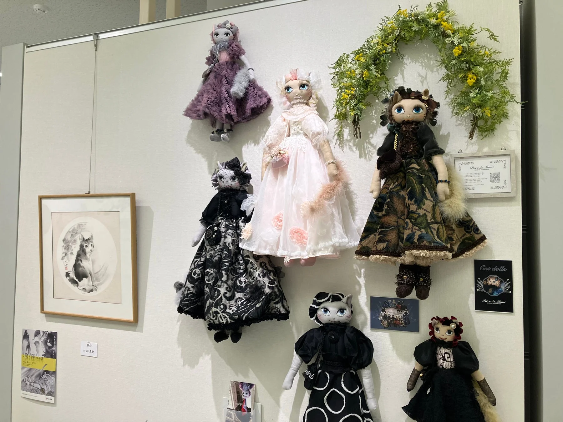 精巧な布人形の展示