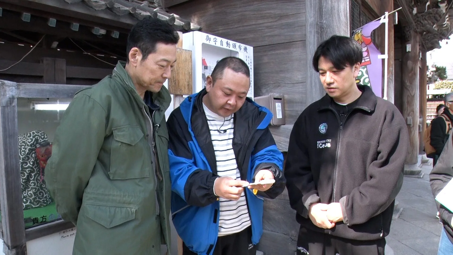 寺社で集まる男性たち