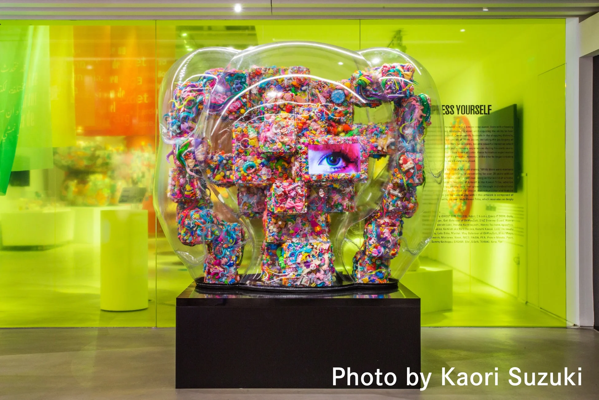 カラフルな小物で満たされた透明な巨大オブジェ「Express Yourself」