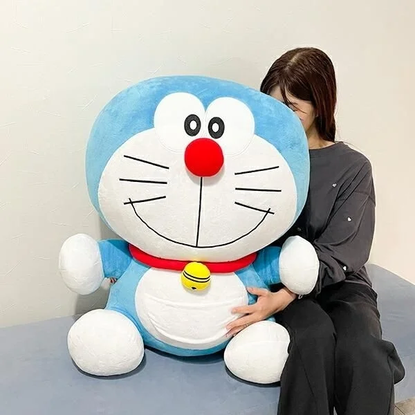 女性と特大ドラえもんぬいぐるみ