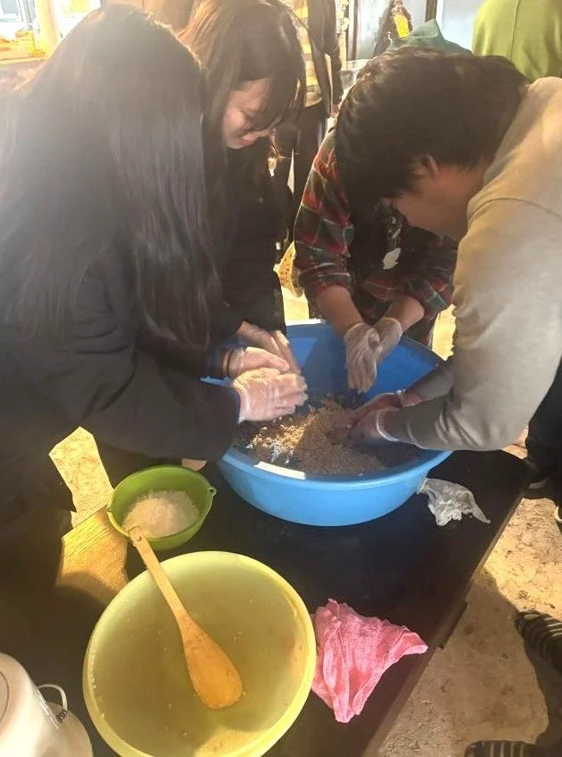 味噌の材料を混ぜる参加者たち