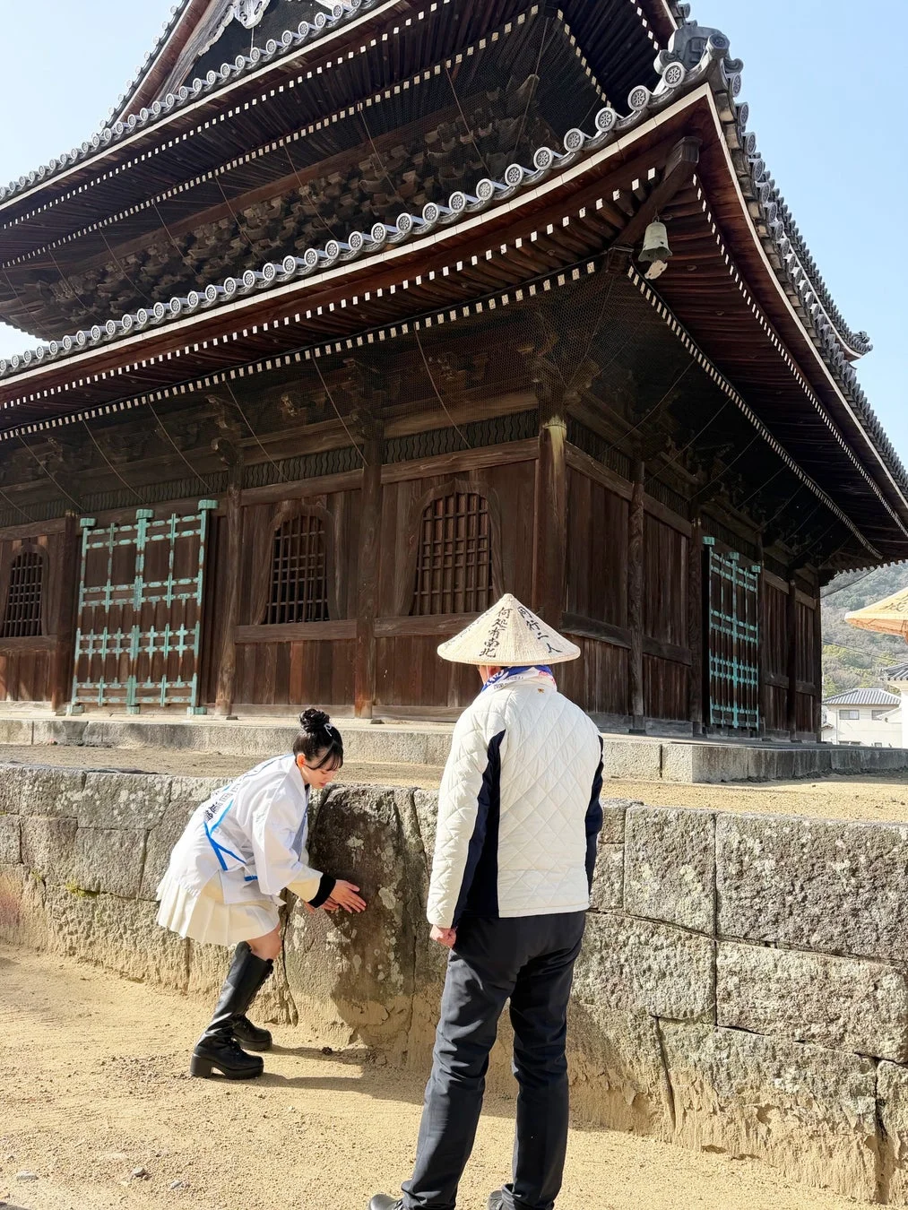 遍路道を歩く信濃宙花さんと参加者