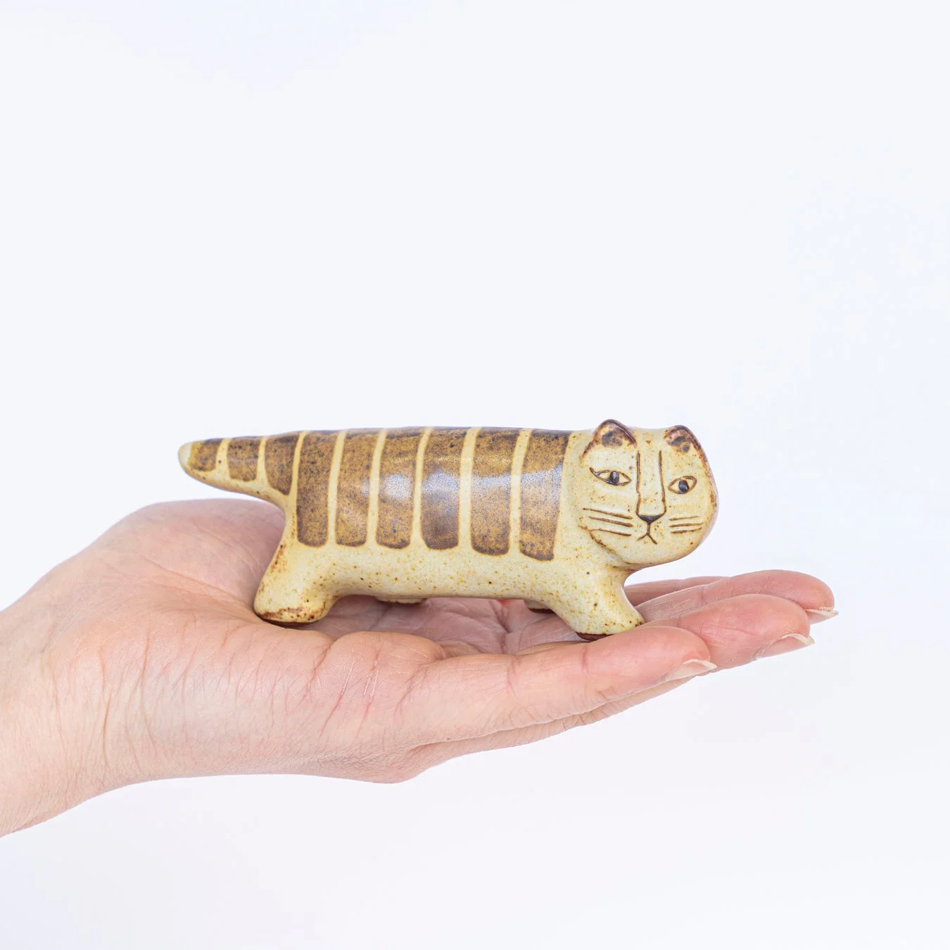 陶器、猫、置物、工芸品、手、白背景、かわいい、リサ・ラーソン、ストライプ、茶色、ベージュ