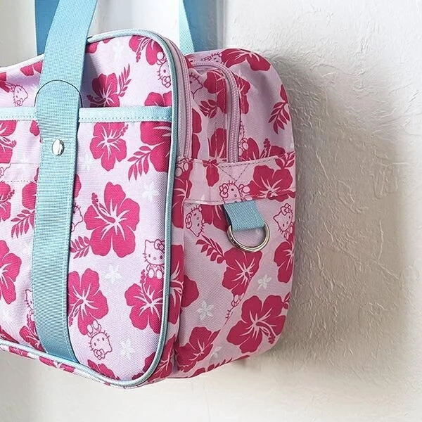 ピンクのハローキティとハイビスカスのバッグ
