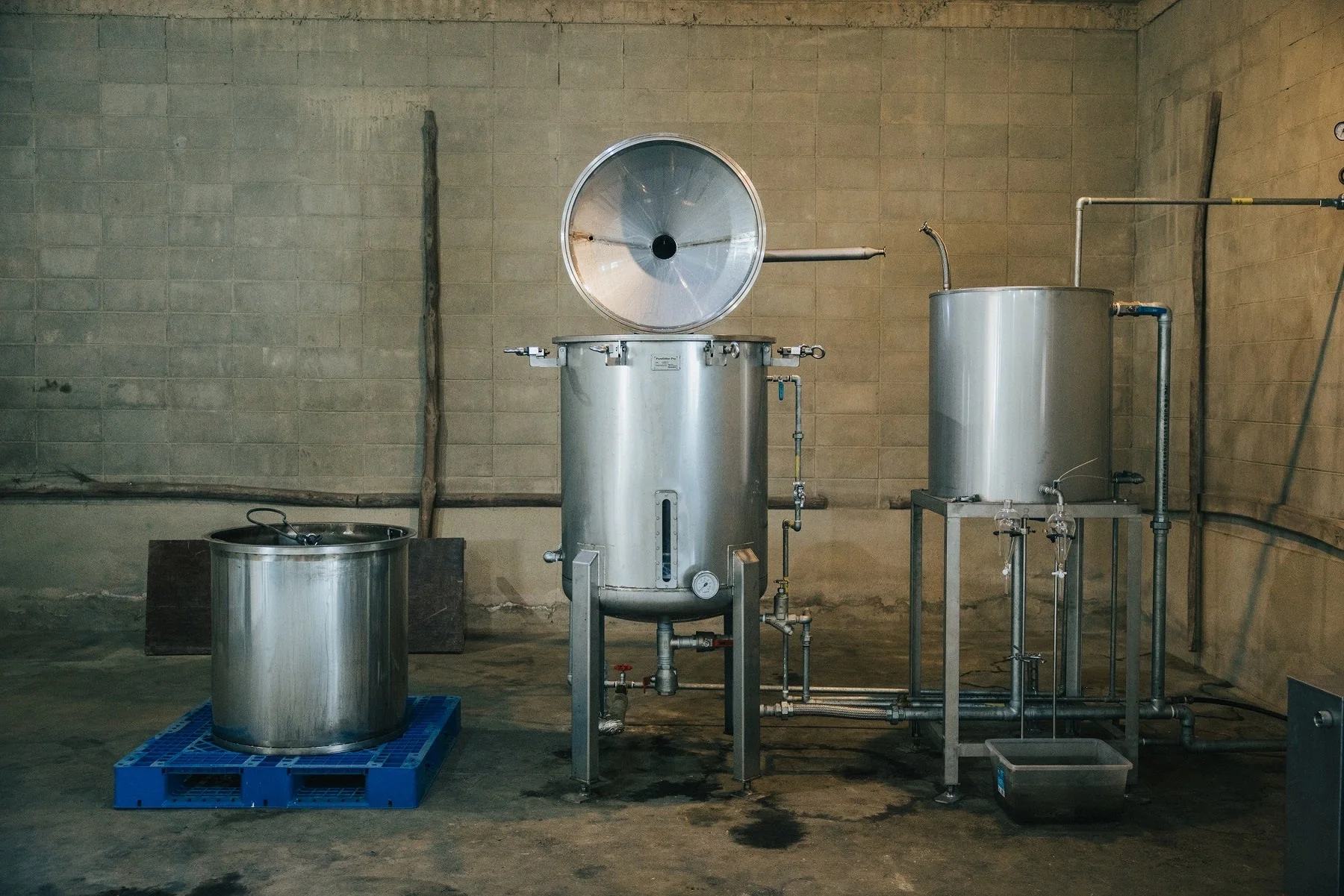 ステンレス製タンクと配管が並ぶ生産施設