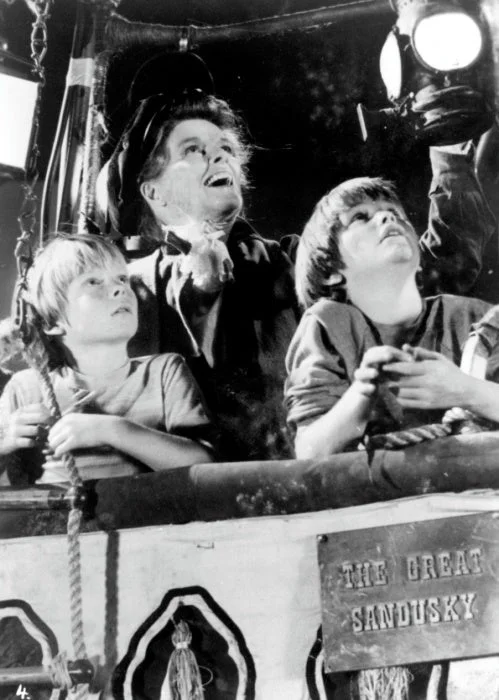 熱気球に乗る女性と子供たち