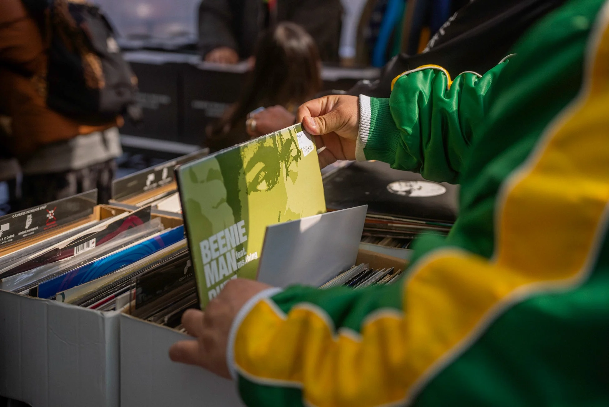 レコードを物色する様子