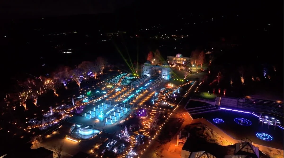 イルミネーションで彩られた広大な敷地