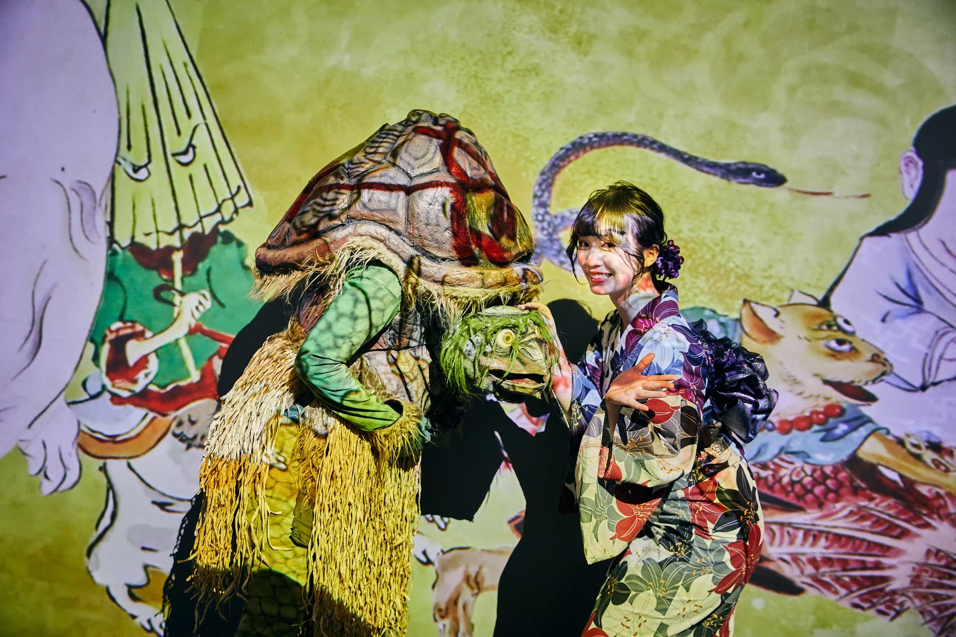 着物姿の女性と河童の着ぐるみ