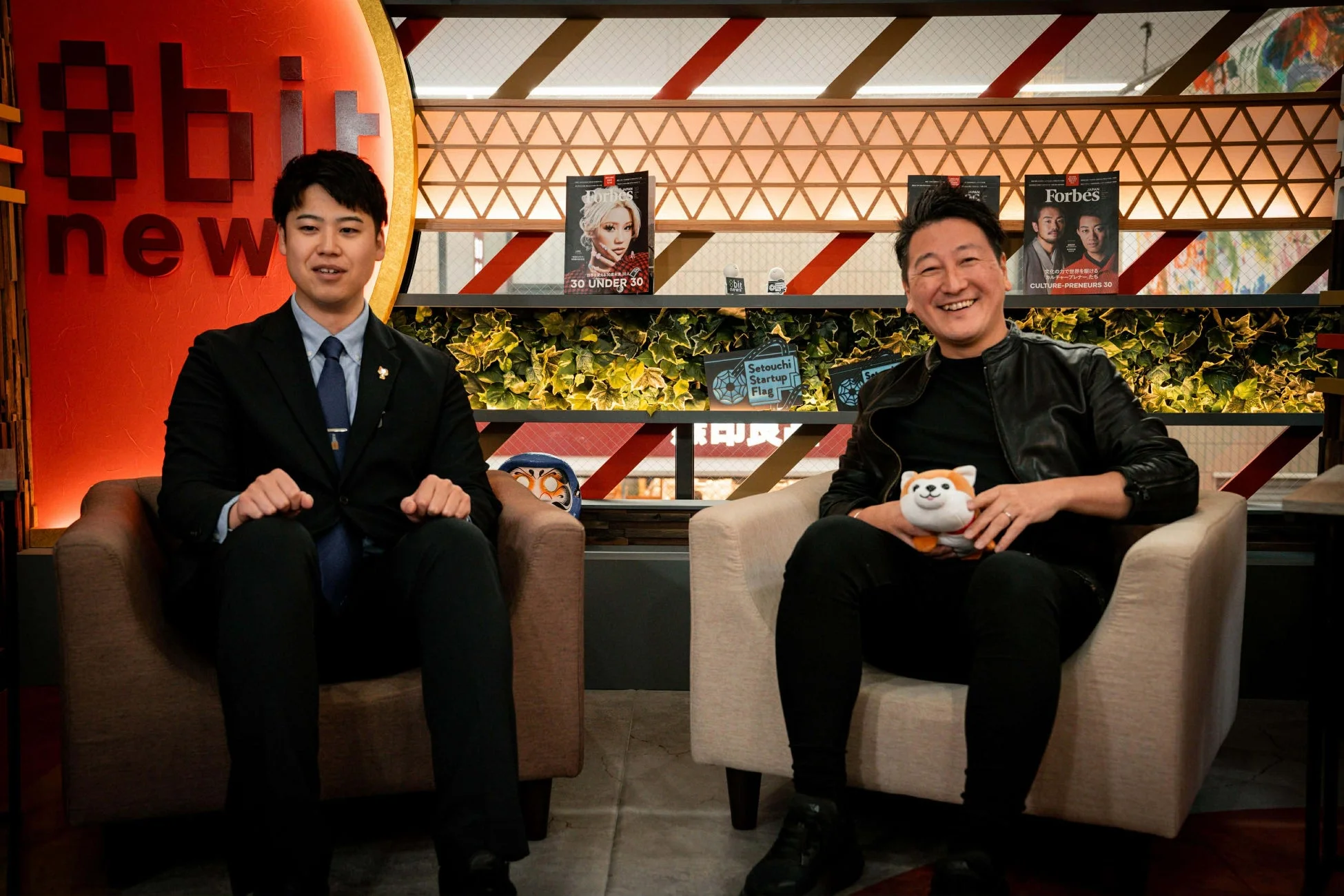 スタジオで対談する2人の男性