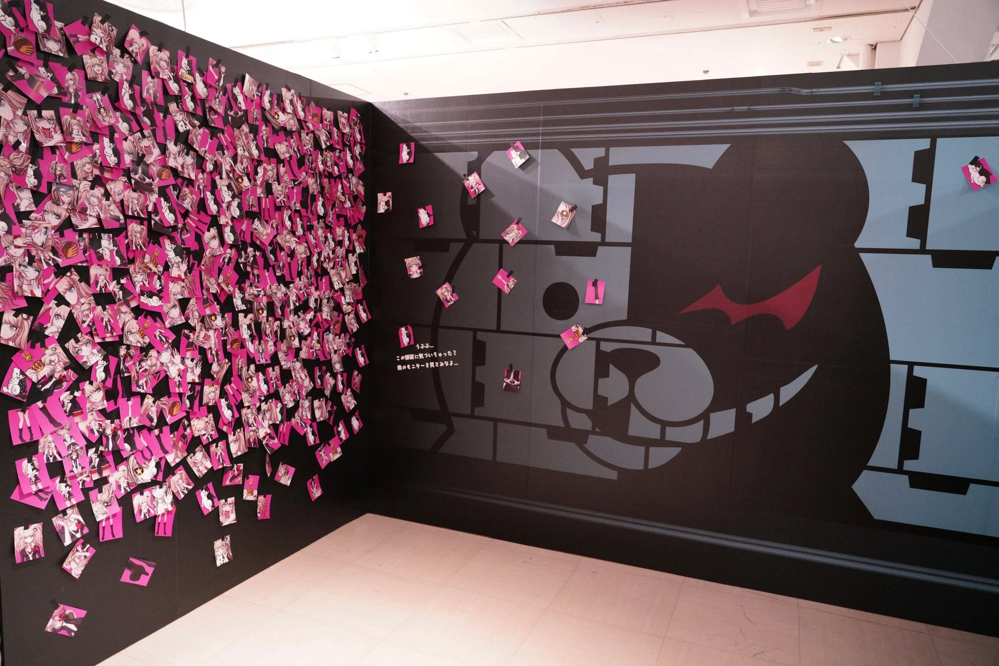 モノクマとキャラクターカードの壁