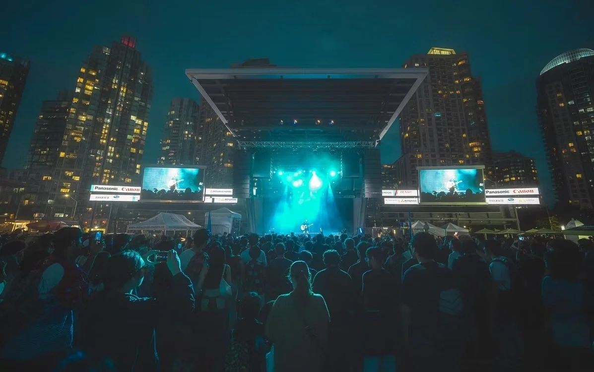 夜の屋外コンサート会場でライトアップされたステージと観客