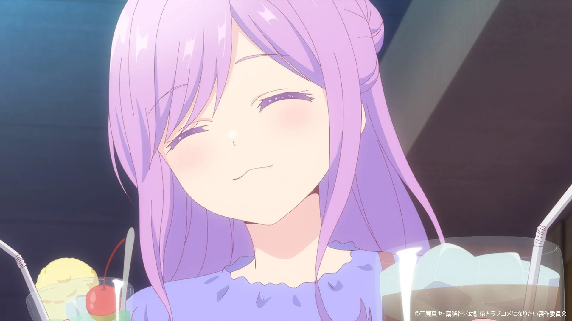 紫色の髪のアニメの女の子が、目を閉じて幸せそうに微笑んでいます