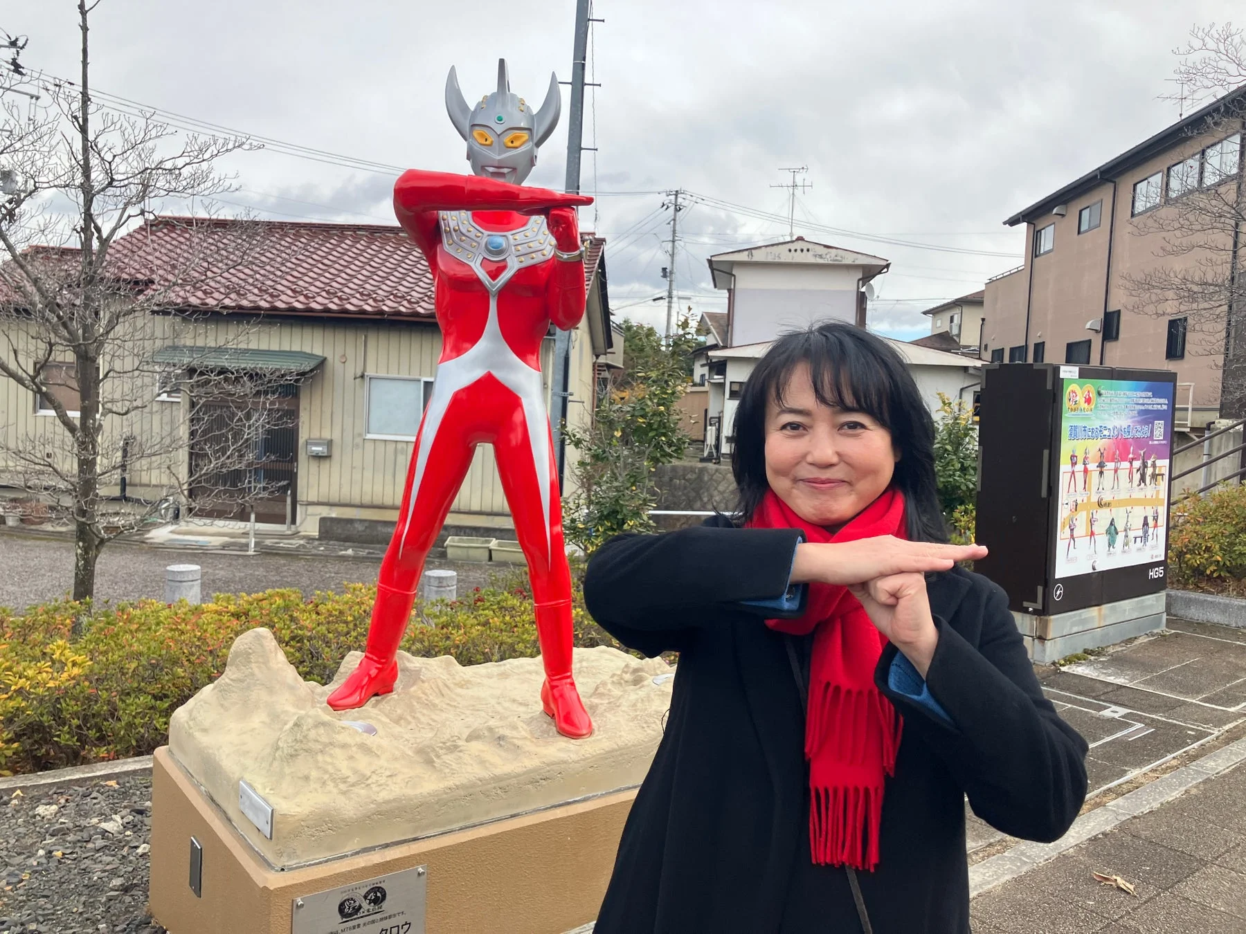 杉田かおるさんとウルトラマンタロウ像