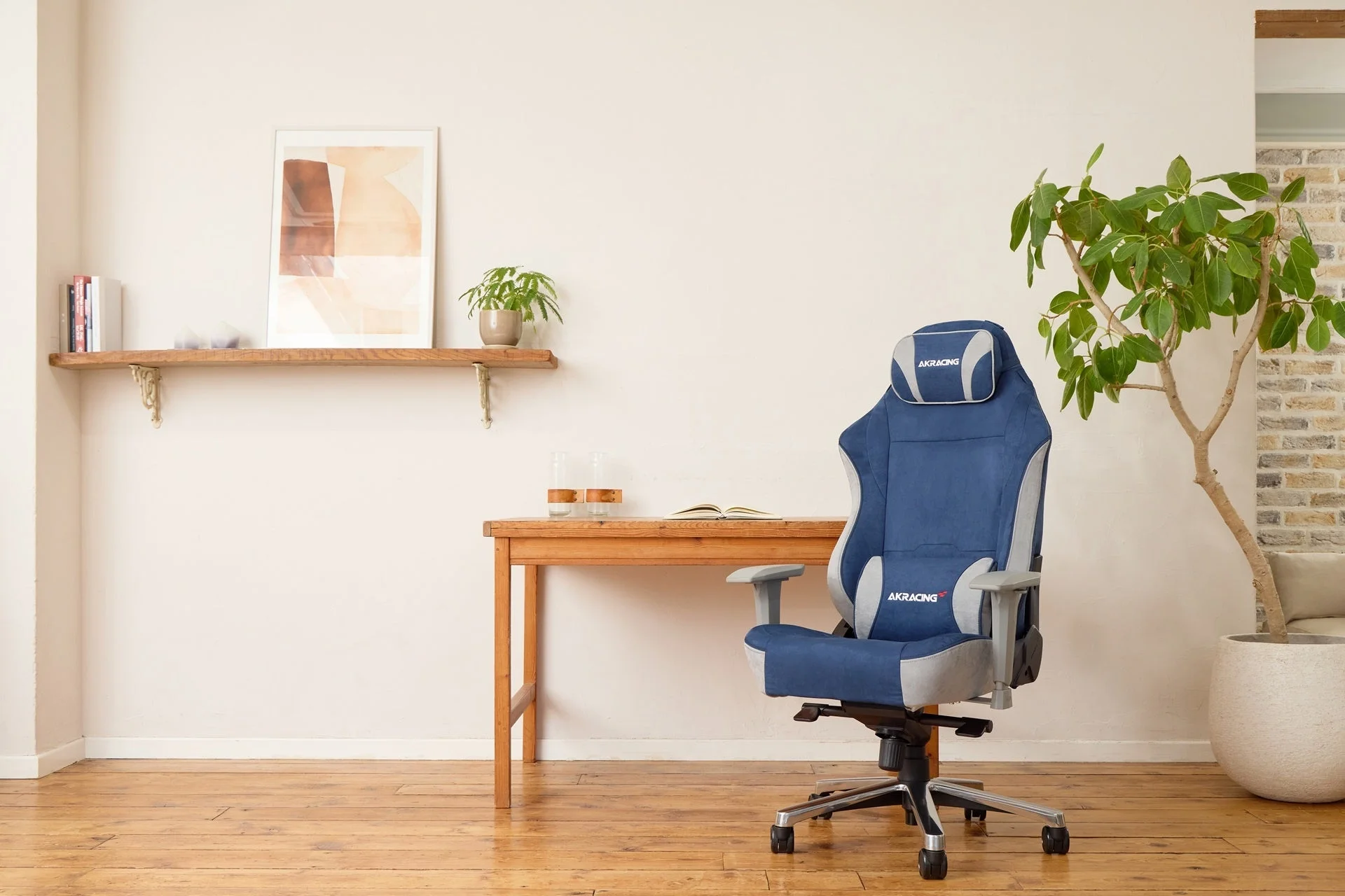 青とグレーのAKRacing FAURAチェアが置かれたモダンな書斎の様子