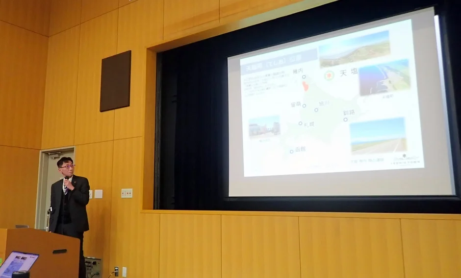 北海道の地図と地域開発に関するプレゼンテーションの様子