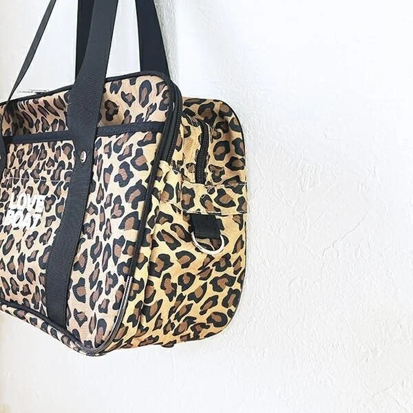 ヒョウ柄のショルダーバッグ