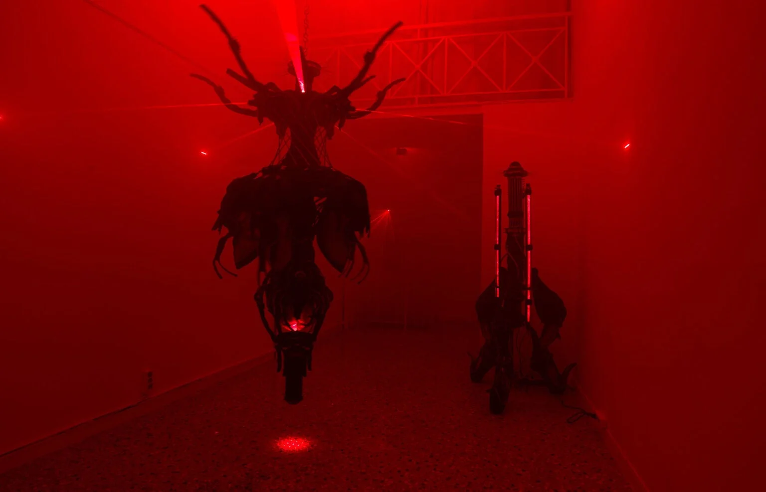 赤色照明に照らされたオブジェ