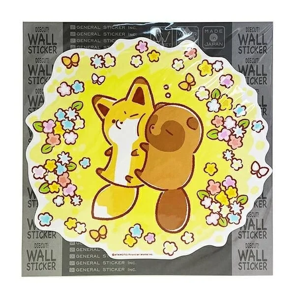 タヌキとキツネが抱き合うウォールステッカー