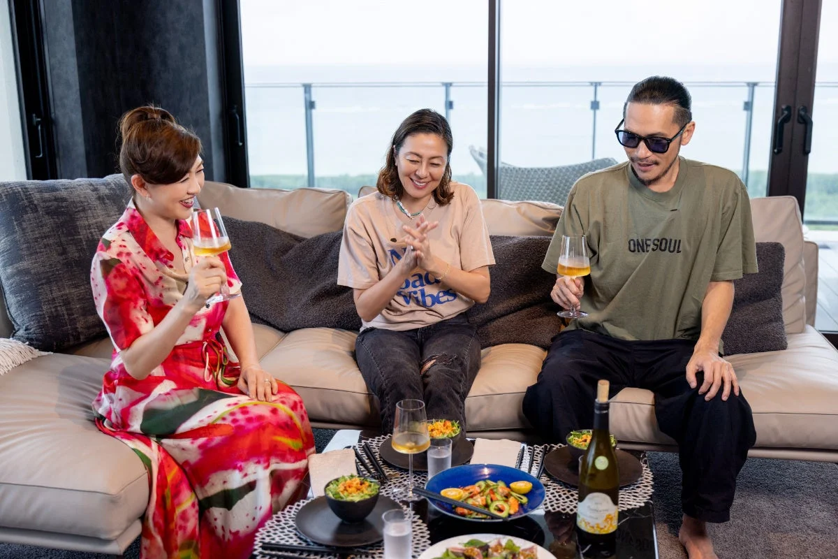 食事を楽しむZeebraさん、杉山絵美さん、RIKACOさん