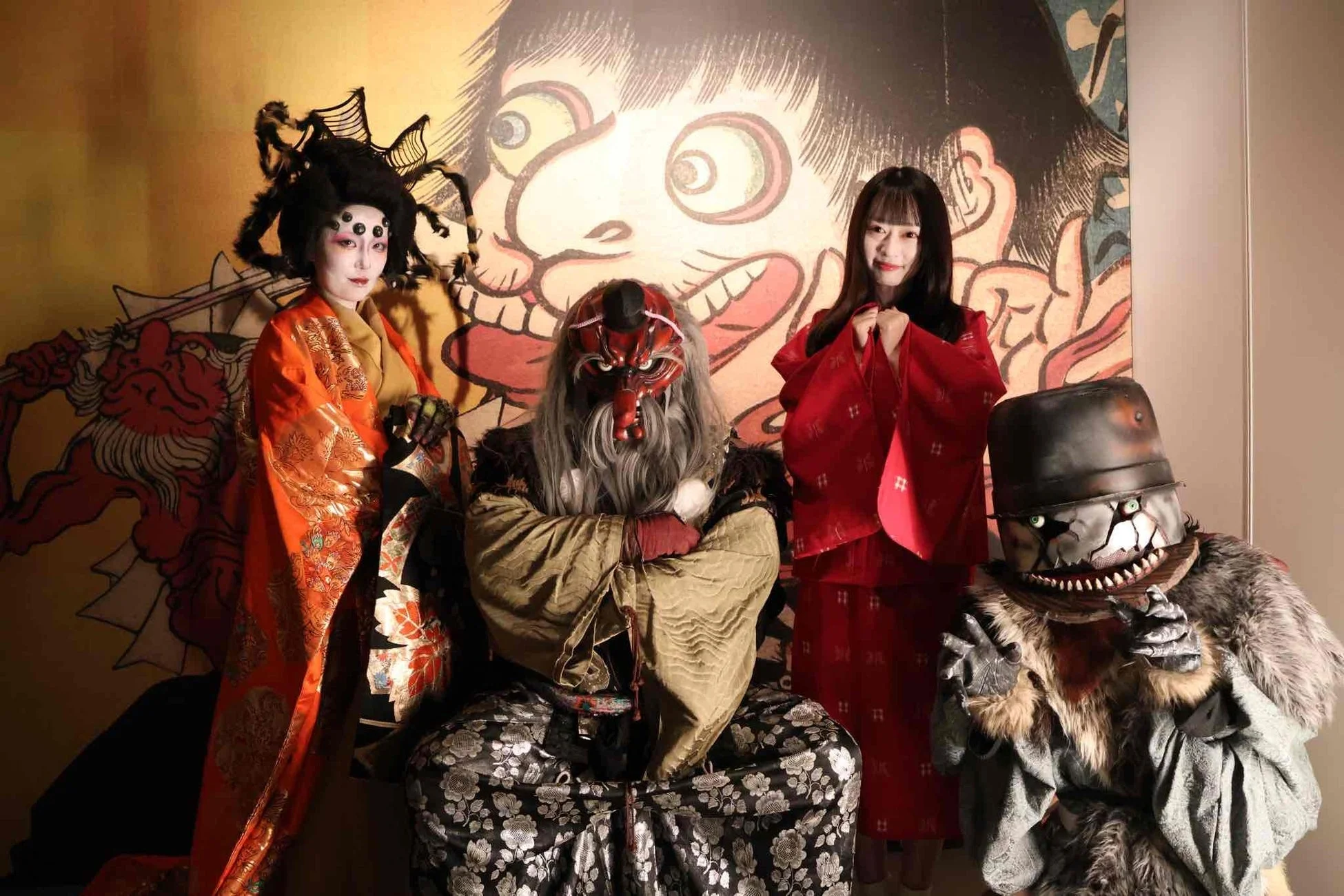 妖怪の仮装をした人々