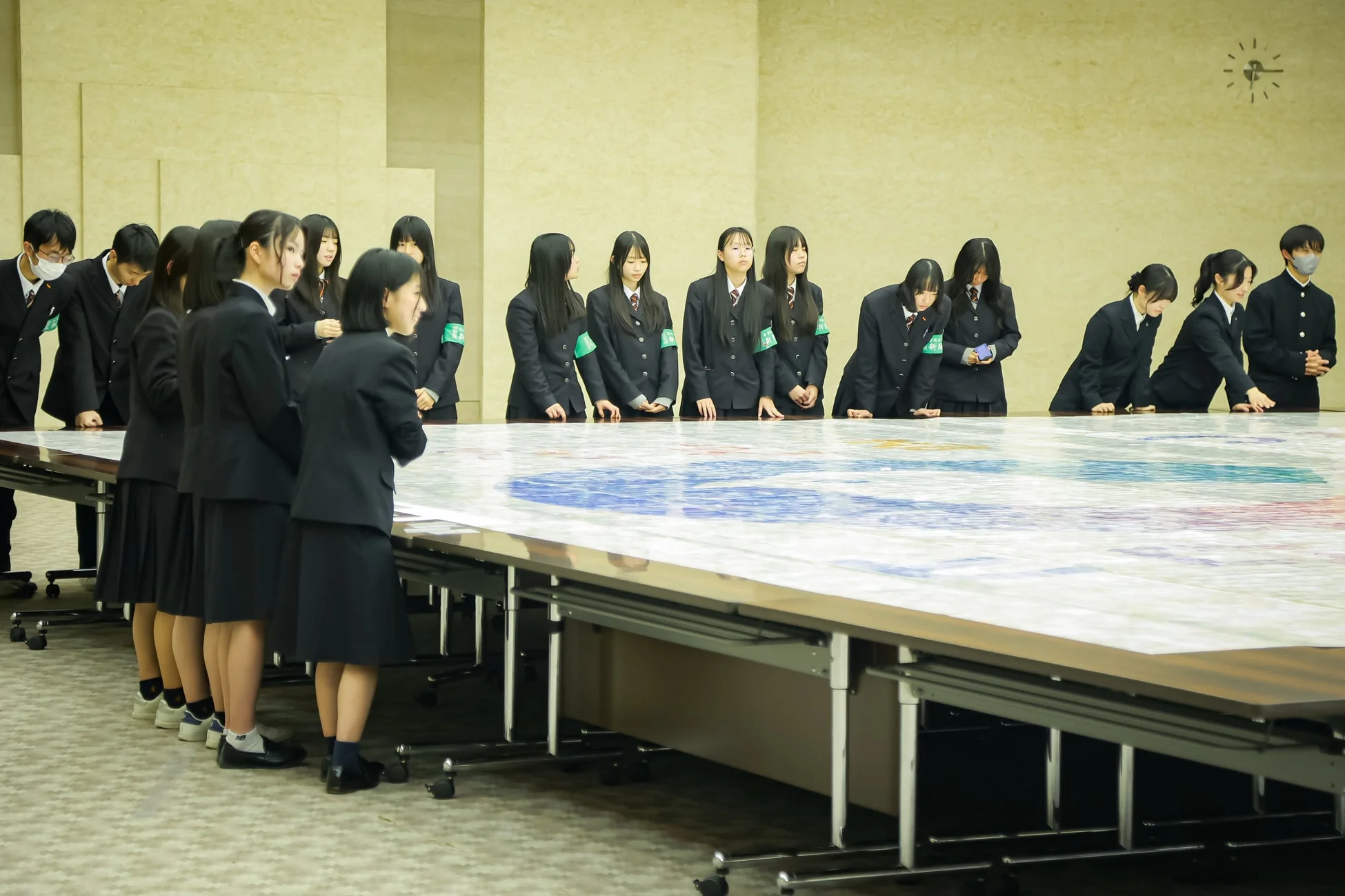 地図を囲む学生たち