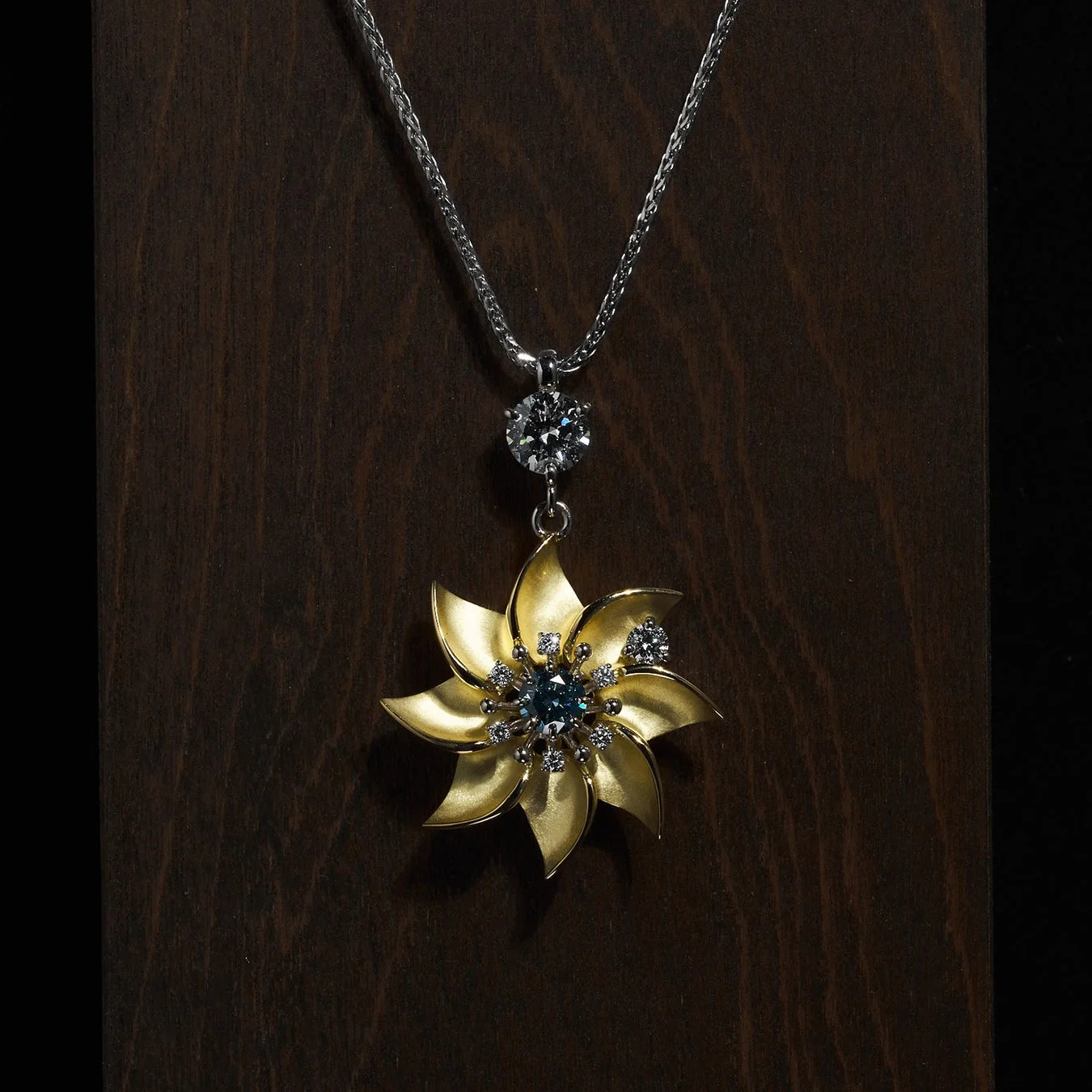 ゴールドの花型ペンダントネックレス