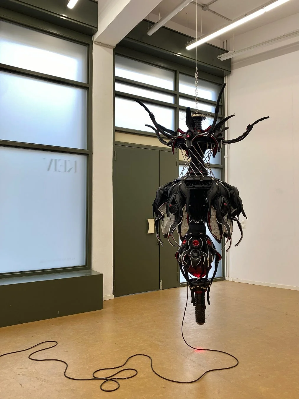 吊るされたユニークな彫刻