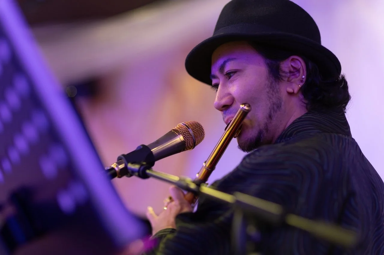 フルートのような楽器を演奏する男性