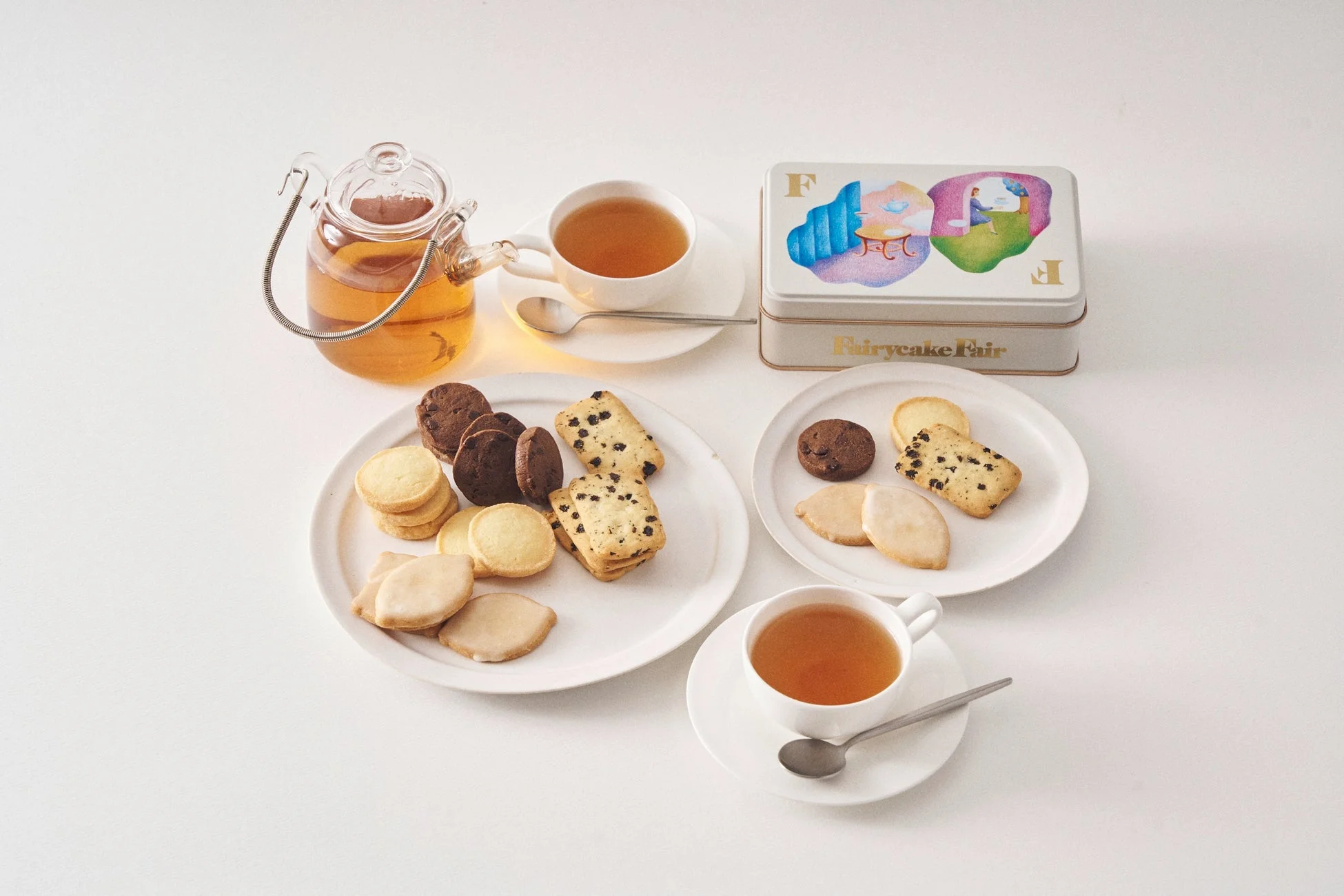様々な種類のクッキーと紅茶が用意されたティータイムの様子