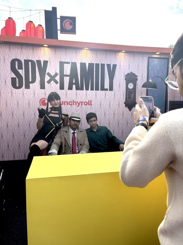 「SPY×FAMILY」のイベントブースで記念撮影をするファン