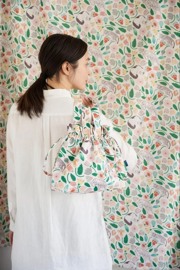 Cat Garden/ 猫たちのいる庭