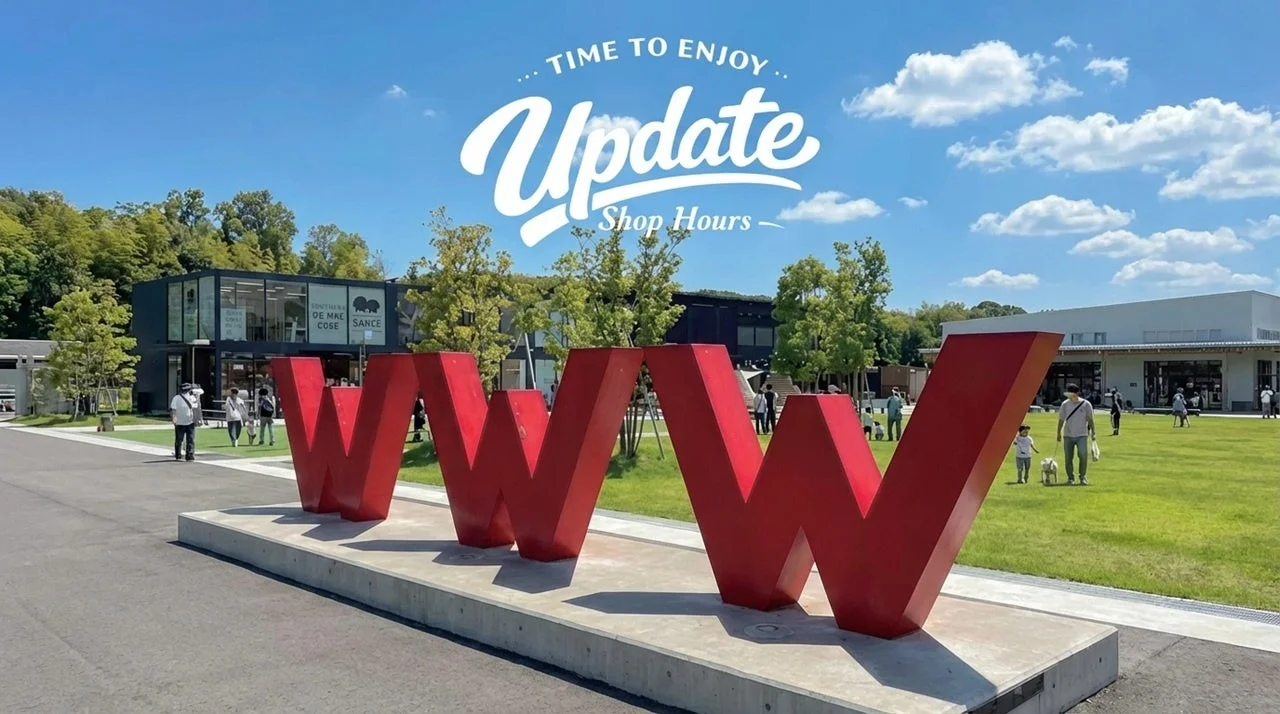 商業施設,屋外,公園,芝生,晴れ,青空,雲,人々,家族連れ,犬,アートインスタレーション,巨大文字,赤色,緑,木々,建築,レジャー,お出かけ,ショッピングモール