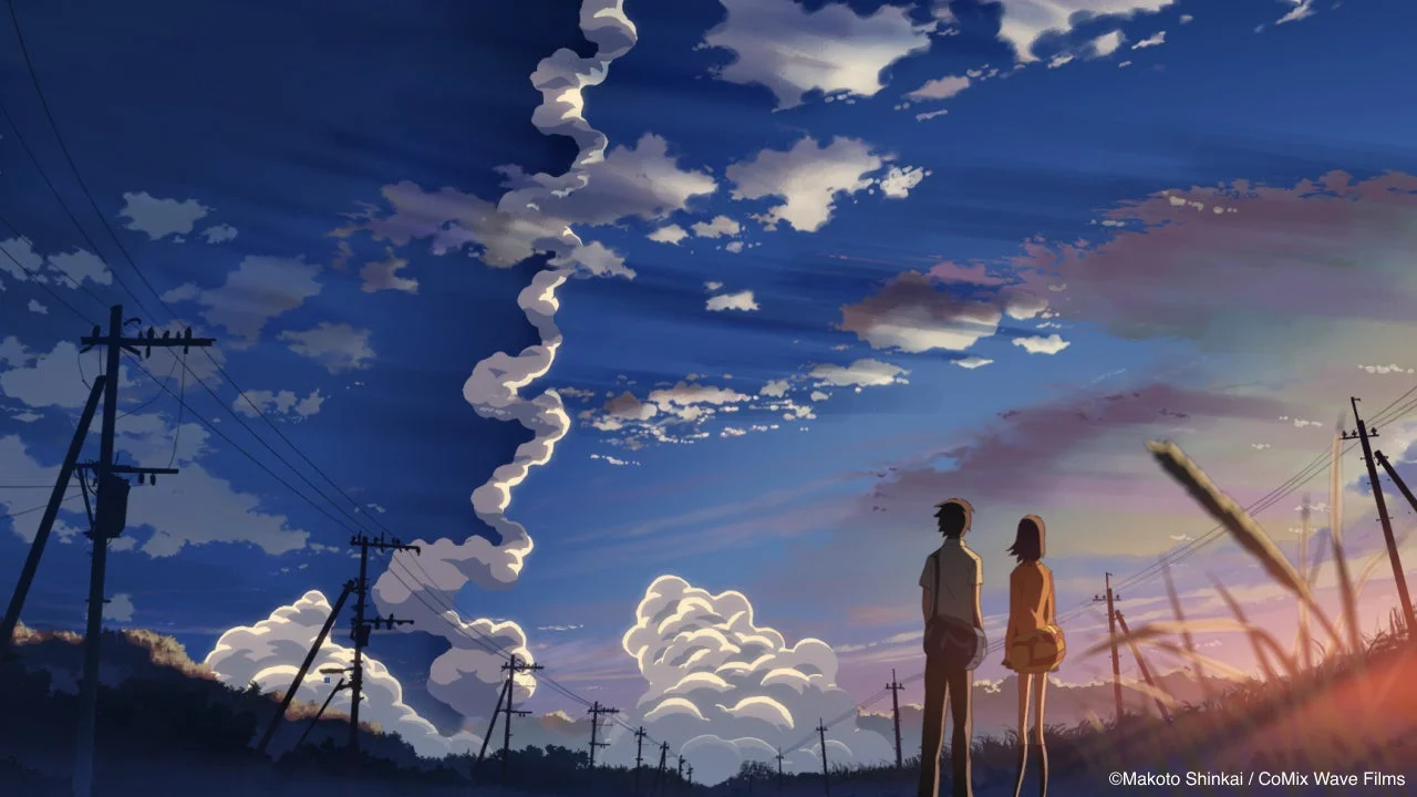 アニメ調の風景画で、電柱が並ぶ道に立つ男女が、夕焼けに染まる空と特徴的な形の雲を二人で見上げている様子