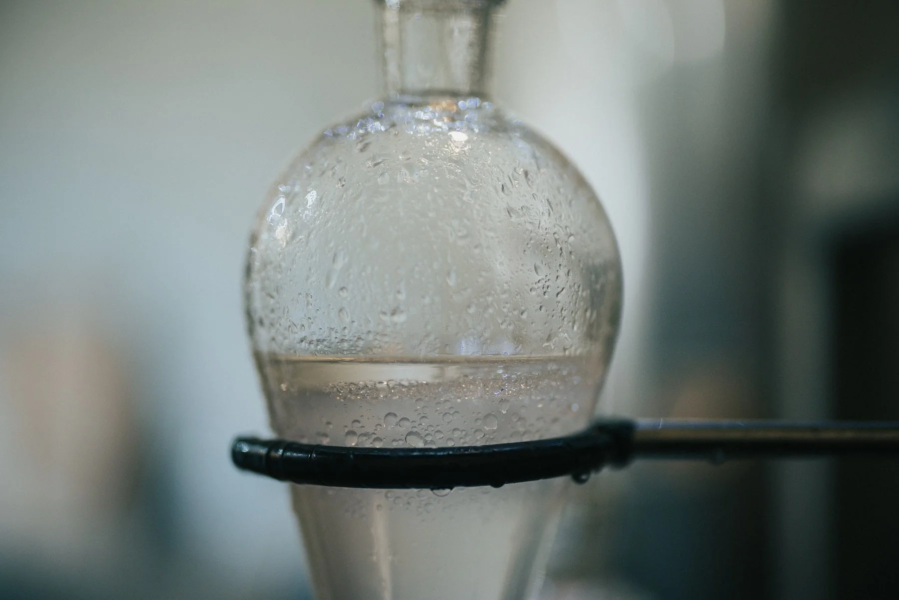 実験室で使用されるガラス製フラスコ